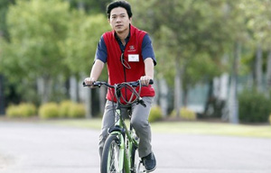 百度CEO李彦宏骑单车参加当天早上的晨会，他也是首位受邀参加该峰会的中国企业家。