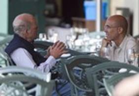 梦工厂CEO杰弗瑞-卡森伯格(Jeffrey Katzenberg)与私募基金KKR老板克拉维斯(Henry Kravis)(左)探讨。 梦工厂CEO杰弗瑞-卡森伯格(Jeffrey Katzenberg)与私募基金KKR老板克拉维斯(Henry Kravis)(左)探讨。