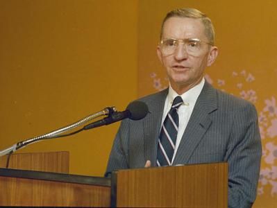 他们拒绝了罗斯·佩洛特(ross perot)的收购提案